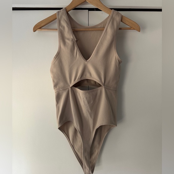 Colsie Beige Bodysuit with Cutout Design - Picture 5 of 7